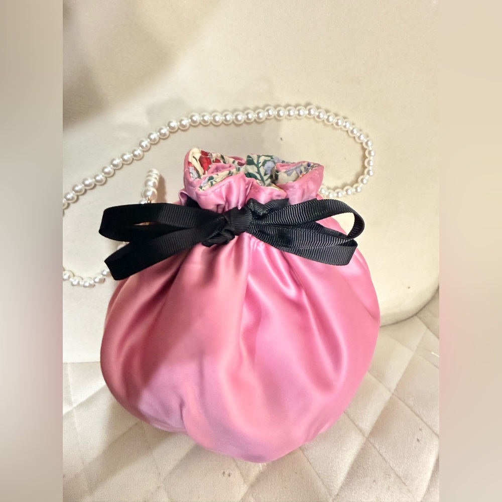Gucci beauty Elegant Pink Satin Drawstring Bag with Pearl Strap